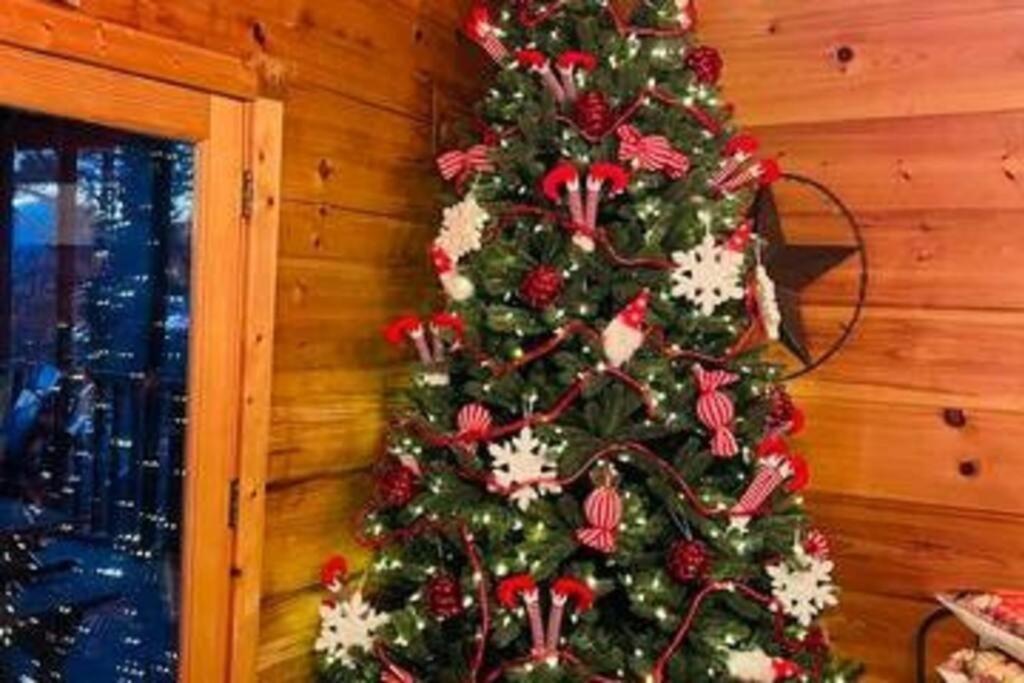 Whiskey Ridge Lodge, A Restored 1940S Gem, 2 Mins From Downtown, Breathtaking City Views, Custom Game Room, And Spacious Elegance Гатлинбург Экстерьер фото