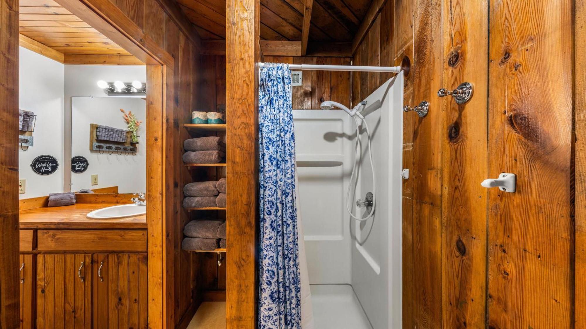 Whiskey Ridge Lodge, A Restored 1940S Gem, 2 Mins From Downtown, Breathtaking City Views, Custom Game Room, And Spacious Elegance Гатлинбург Экстерьер фото