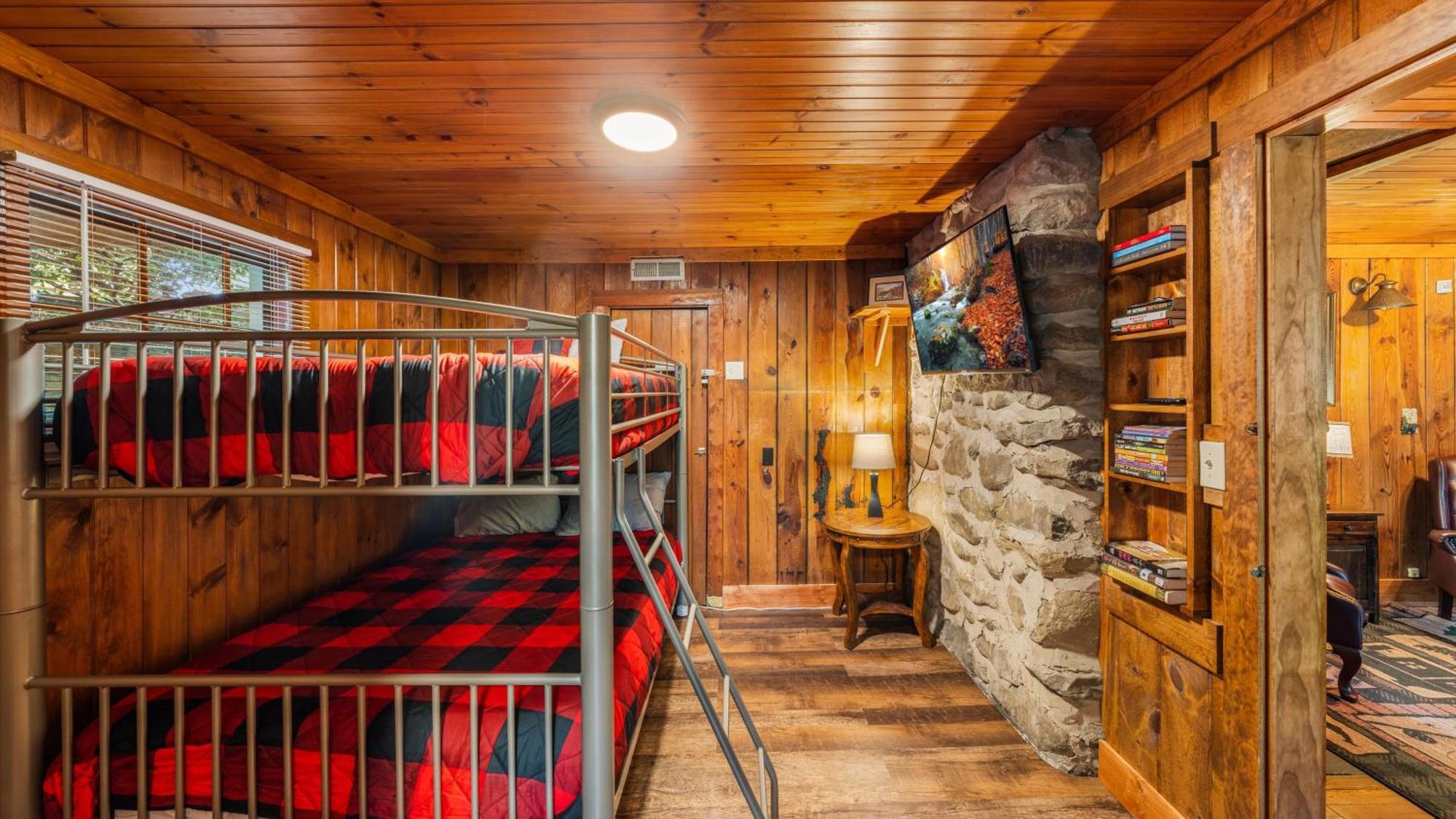 Whiskey Ridge Lodge, A Restored 1940S Gem, 2 Mins From Downtown, Breathtaking City Views, Custom Game Room, And Spacious Elegance Гатлинбург Экстерьер фото