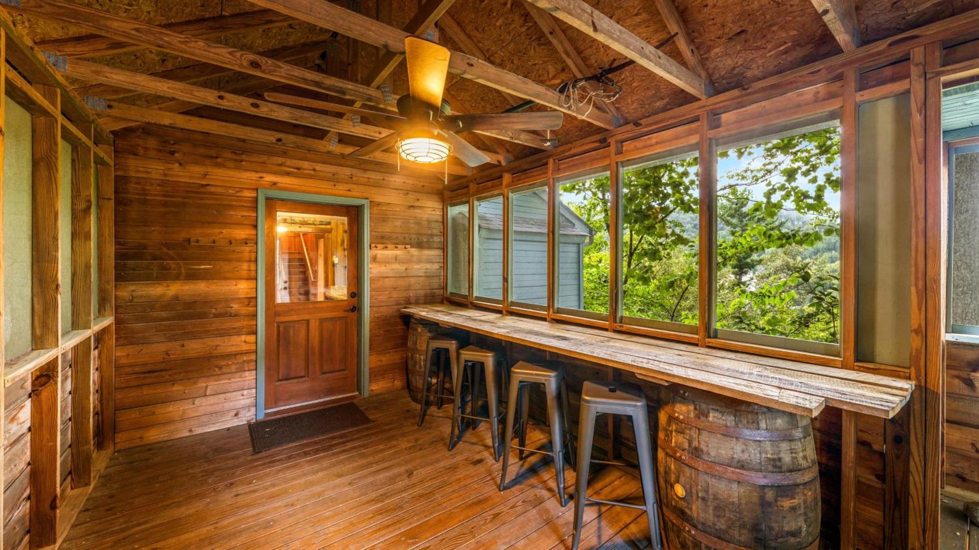 Whiskey Ridge Lodge, A Restored 1940S Gem, 2 Mins From Downtown, Breathtaking City Views, Custom Game Room, And Spacious Elegance Гатлинбург Экстерьер фото