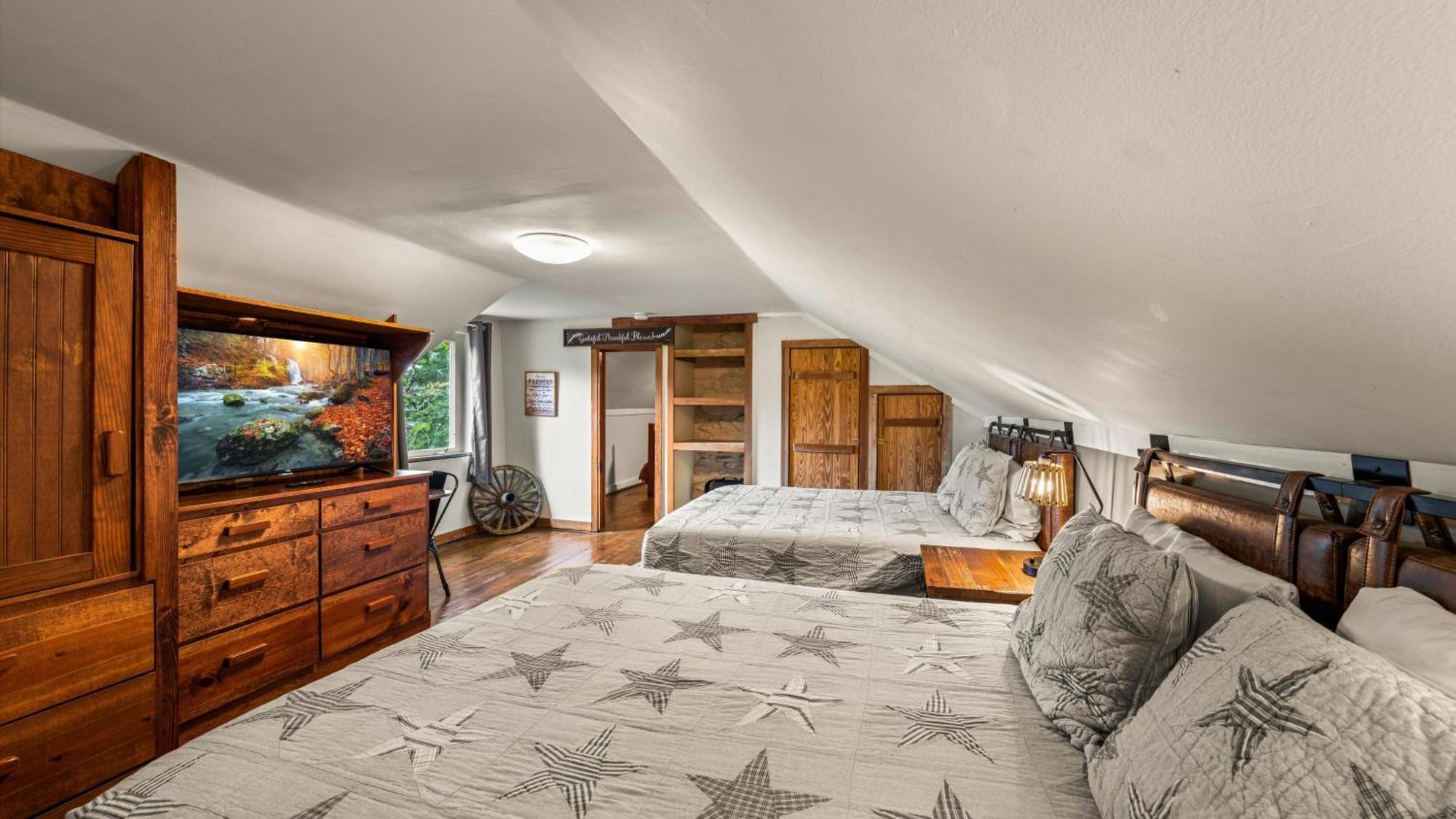 Whiskey Ridge Lodge, A Restored 1940S Gem, 2 Mins From Downtown, Breathtaking City Views, Custom Game Room, And Spacious Elegance Гатлинбург Экстерьер фото