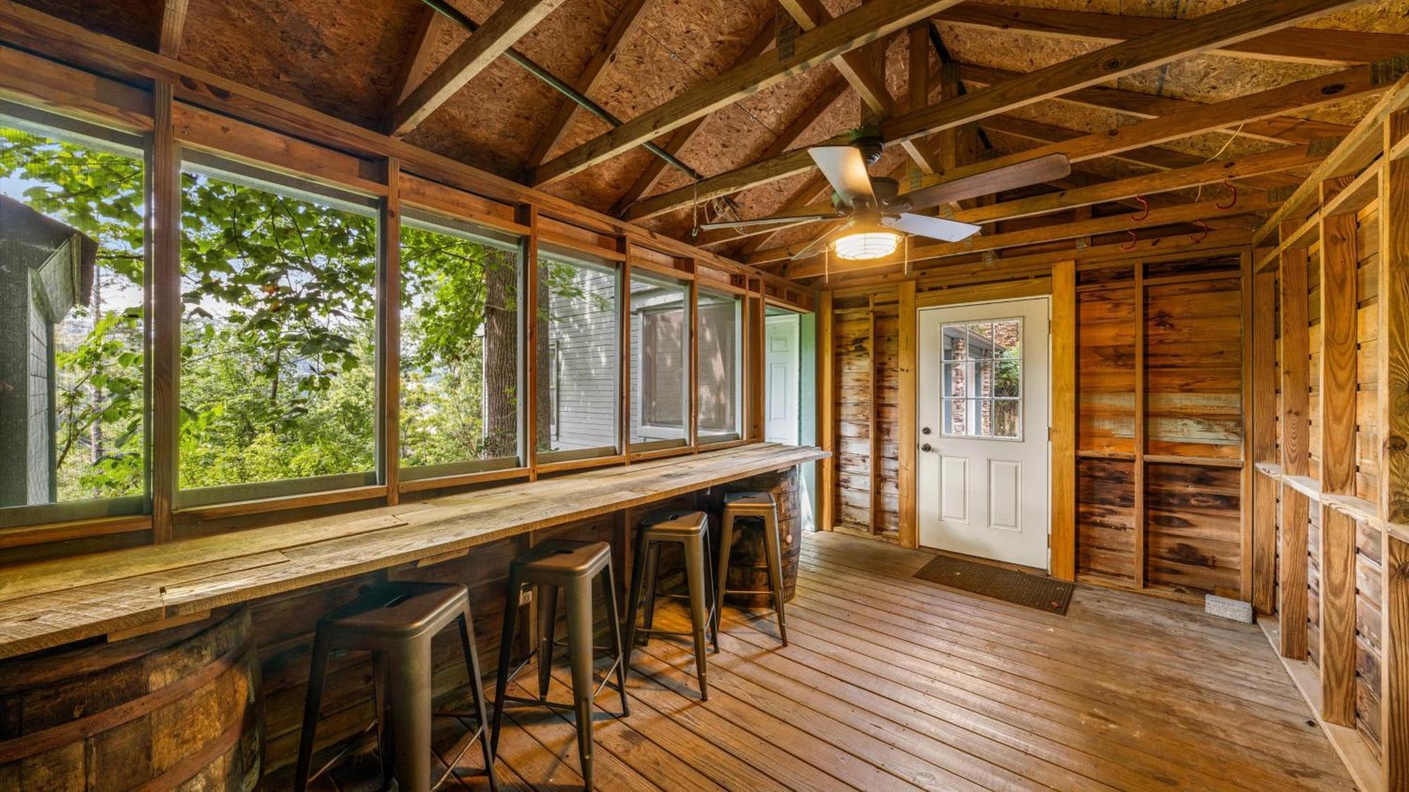Whiskey Ridge Lodge, A Restored 1940S Gem, 2 Mins From Downtown, Breathtaking City Views, Custom Game Room, And Spacious Elegance Гатлинбург Экстерьер фото