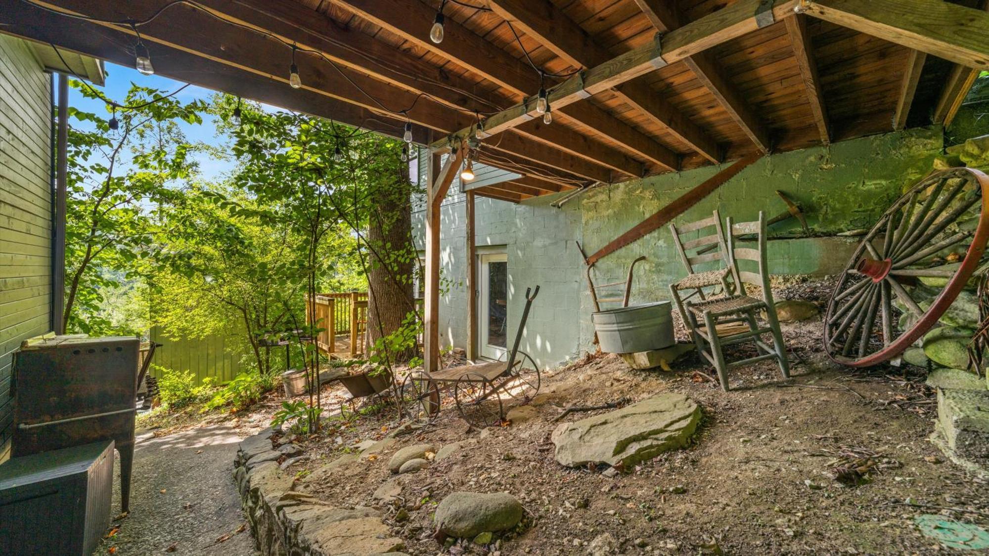 Whiskey Ridge Lodge, A Restored 1940S Gem, 2 Mins From Downtown, Breathtaking City Views, Custom Game Room, And Spacious Elegance Гатлинбург Экстерьер фото