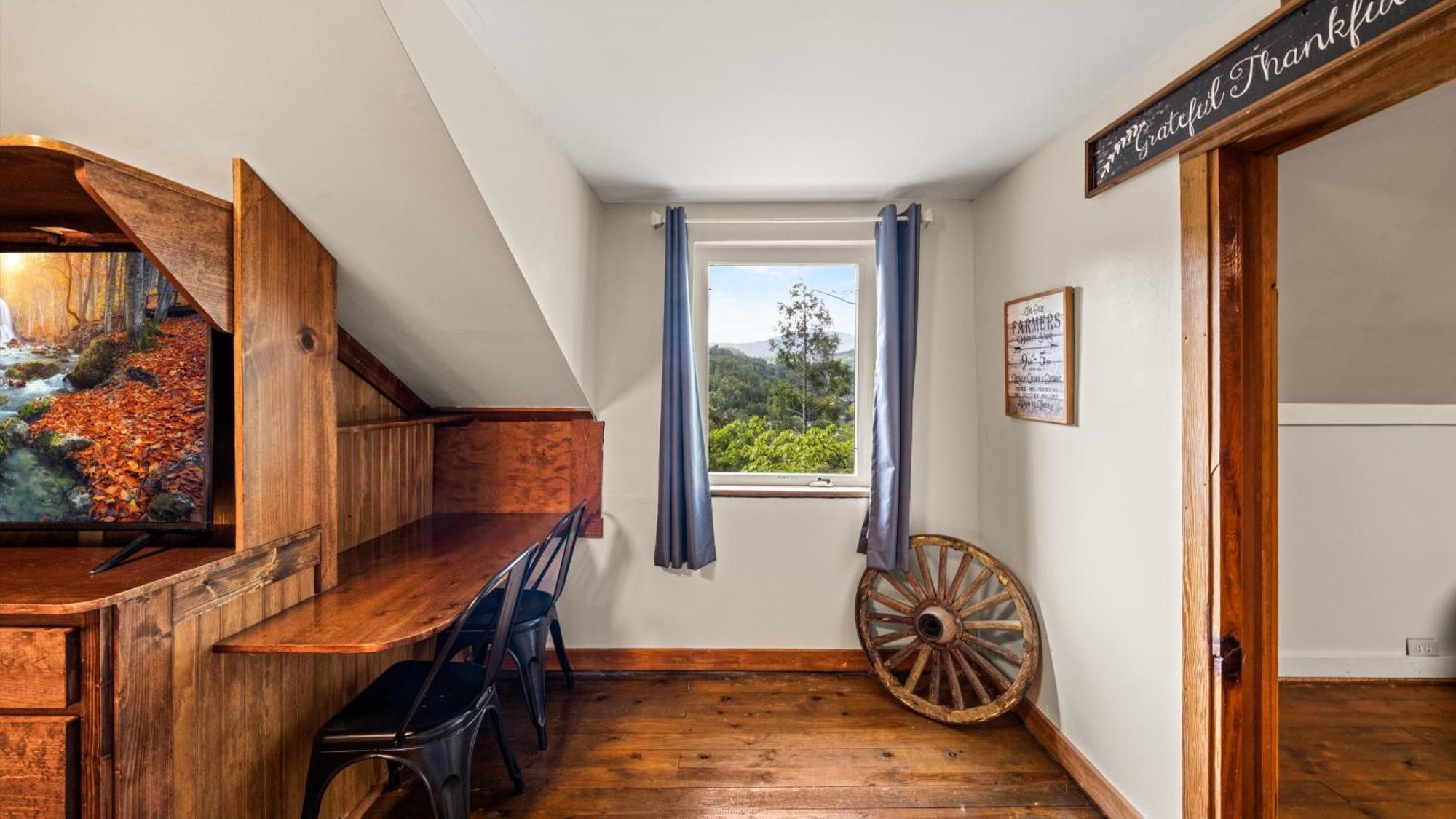 Whiskey Ridge Lodge, A Restored 1940S Gem, 2 Mins From Downtown, Breathtaking City Views, Custom Game Room, And Spacious Elegance Гатлинбург Экстерьер фото