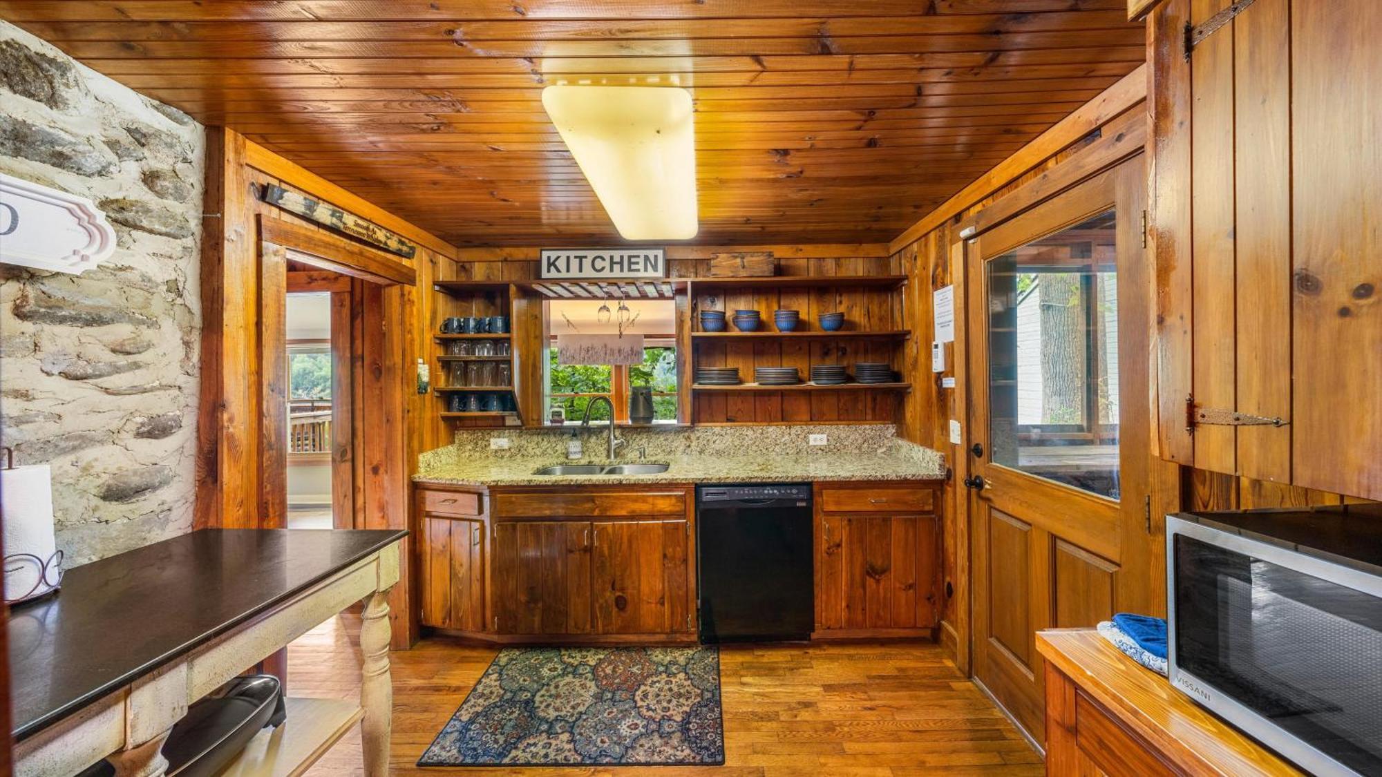 Whiskey Ridge Lodge, A Restored 1940S Gem, 2 Mins From Downtown, Breathtaking City Views, Custom Game Room, And Spacious Elegance Гатлинбург Экстерьер фото