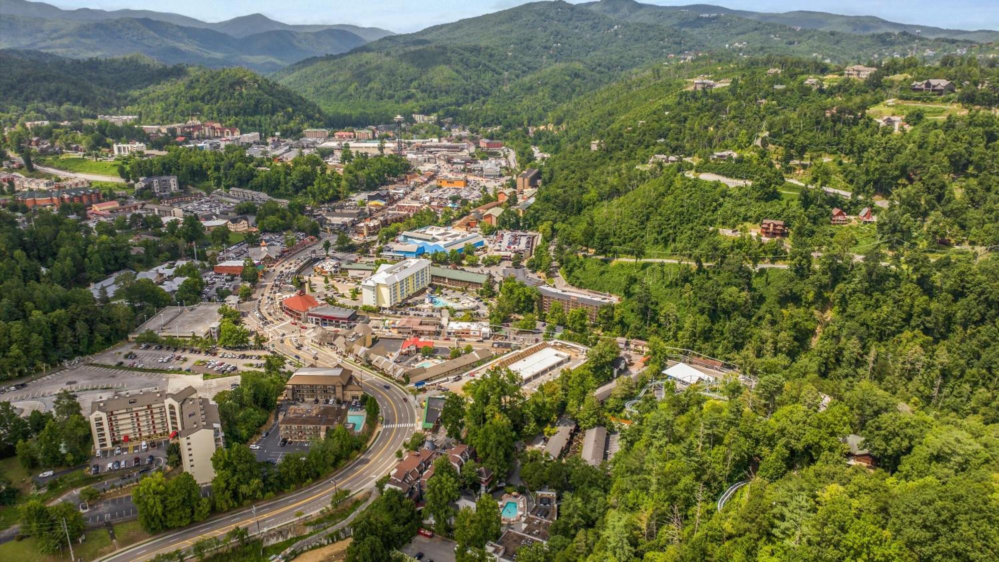 Whiskey Ridge Lodge, A Restored 1940S Gem, 2 Mins From Downtown, Breathtaking City Views, Custom Game Room, And Spacious Elegance Гатлинбург Экстерьер фото