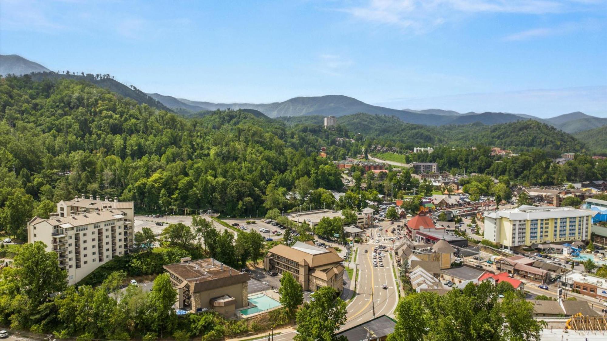 Whiskey Ridge Lodge, A Restored 1940S Gem, 2 Mins From Downtown, Breathtaking City Views, Custom Game Room, And Spacious Elegance Гатлинбург Экстерьер фото