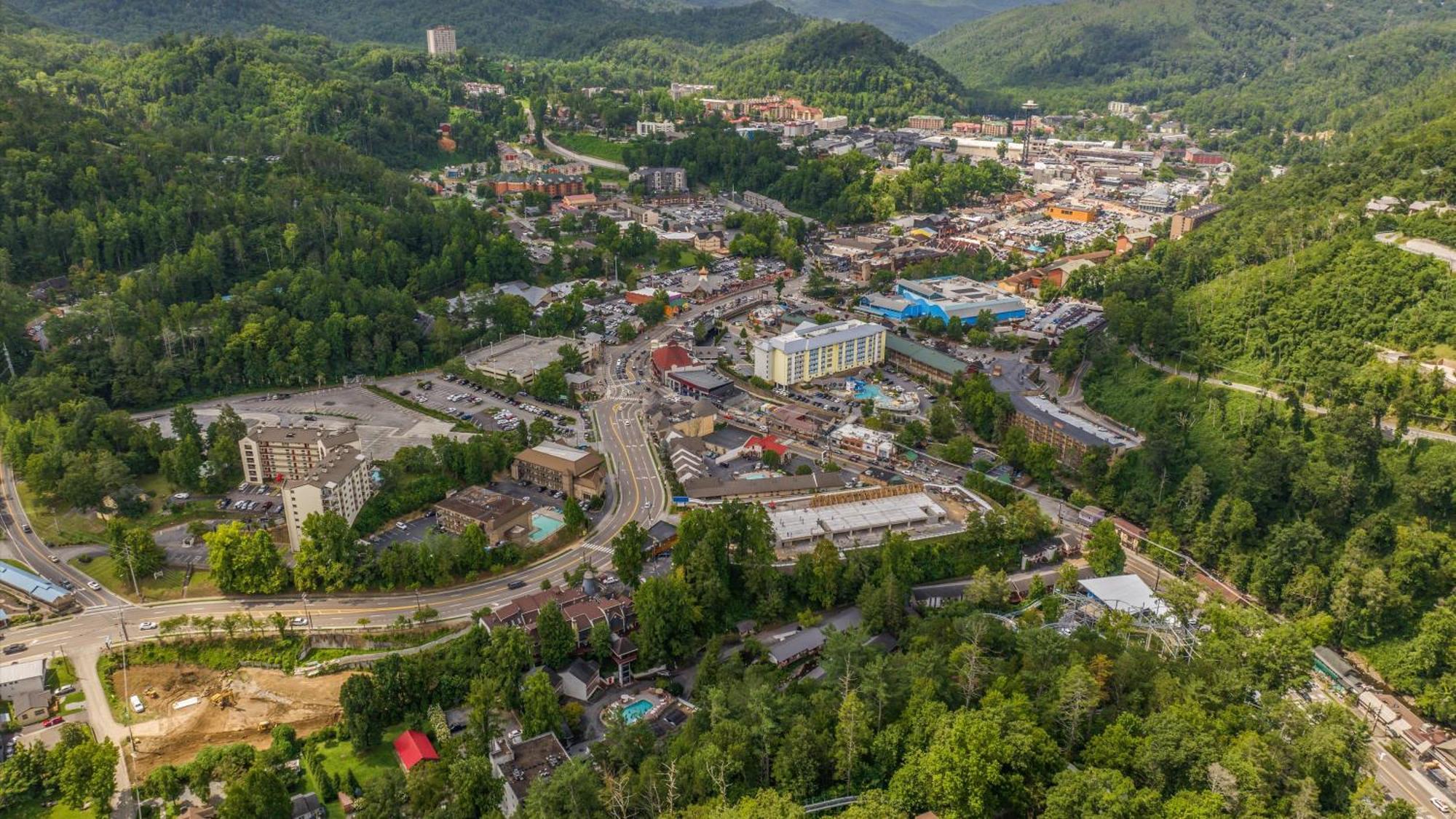 Whiskey Ridge Lodge, A Restored 1940S Gem, 2 Mins From Downtown, Breathtaking City Views, Custom Game Room, And Spacious Elegance Гатлинбург Экстерьер фото