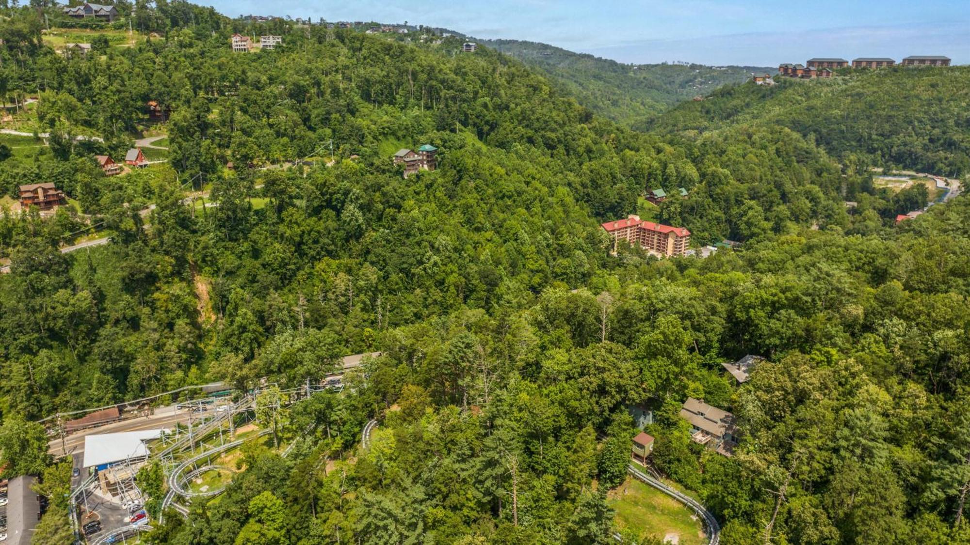 Whiskey Ridge Lodge, A Restored 1940S Gem, 2 Mins From Downtown, Breathtaking City Views, Custom Game Room, And Spacious Elegance Гатлинбург Экстерьер фото